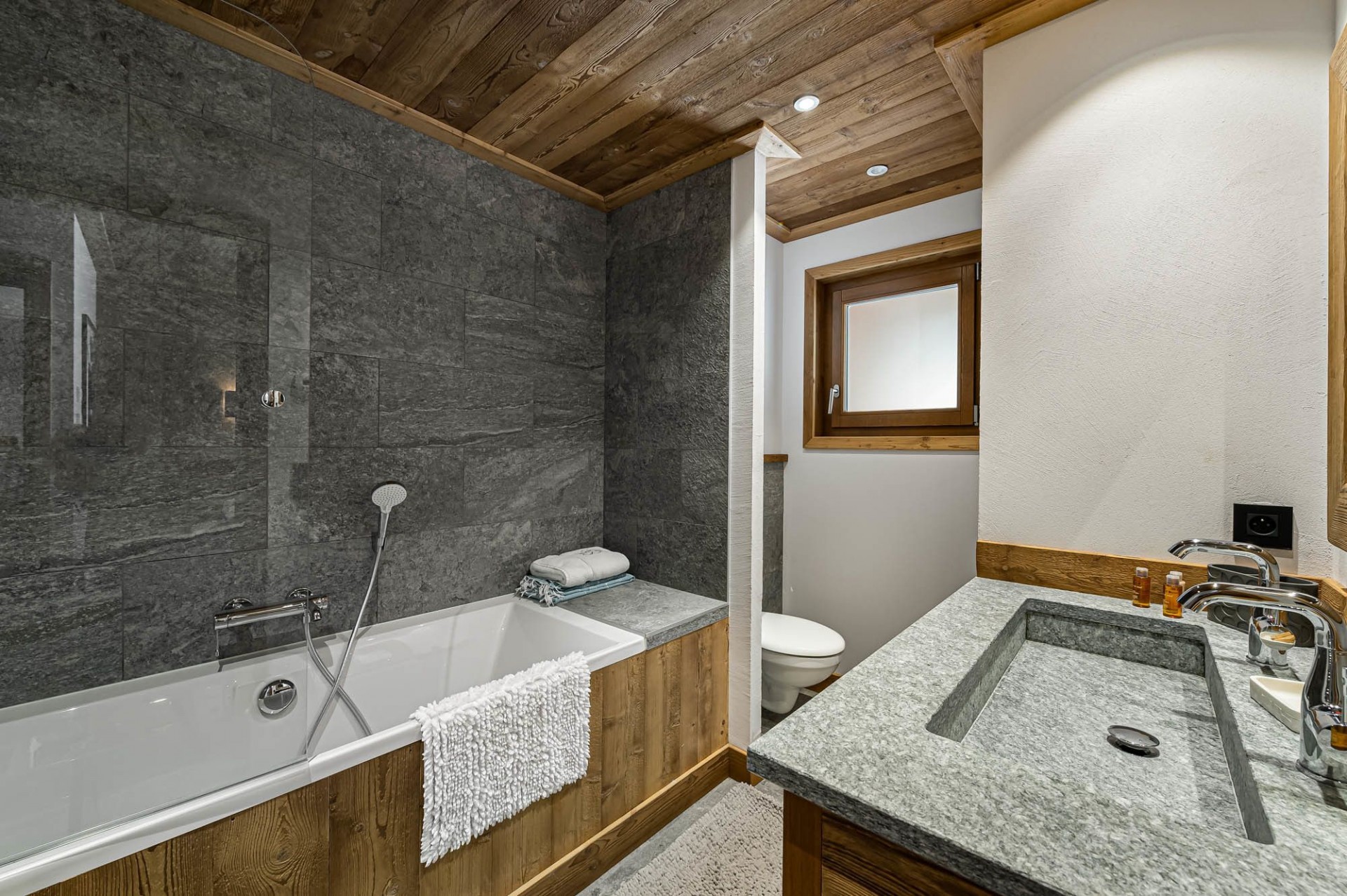 Courchevel 1300 Luxury Rental Appartment Tilate Bathroom