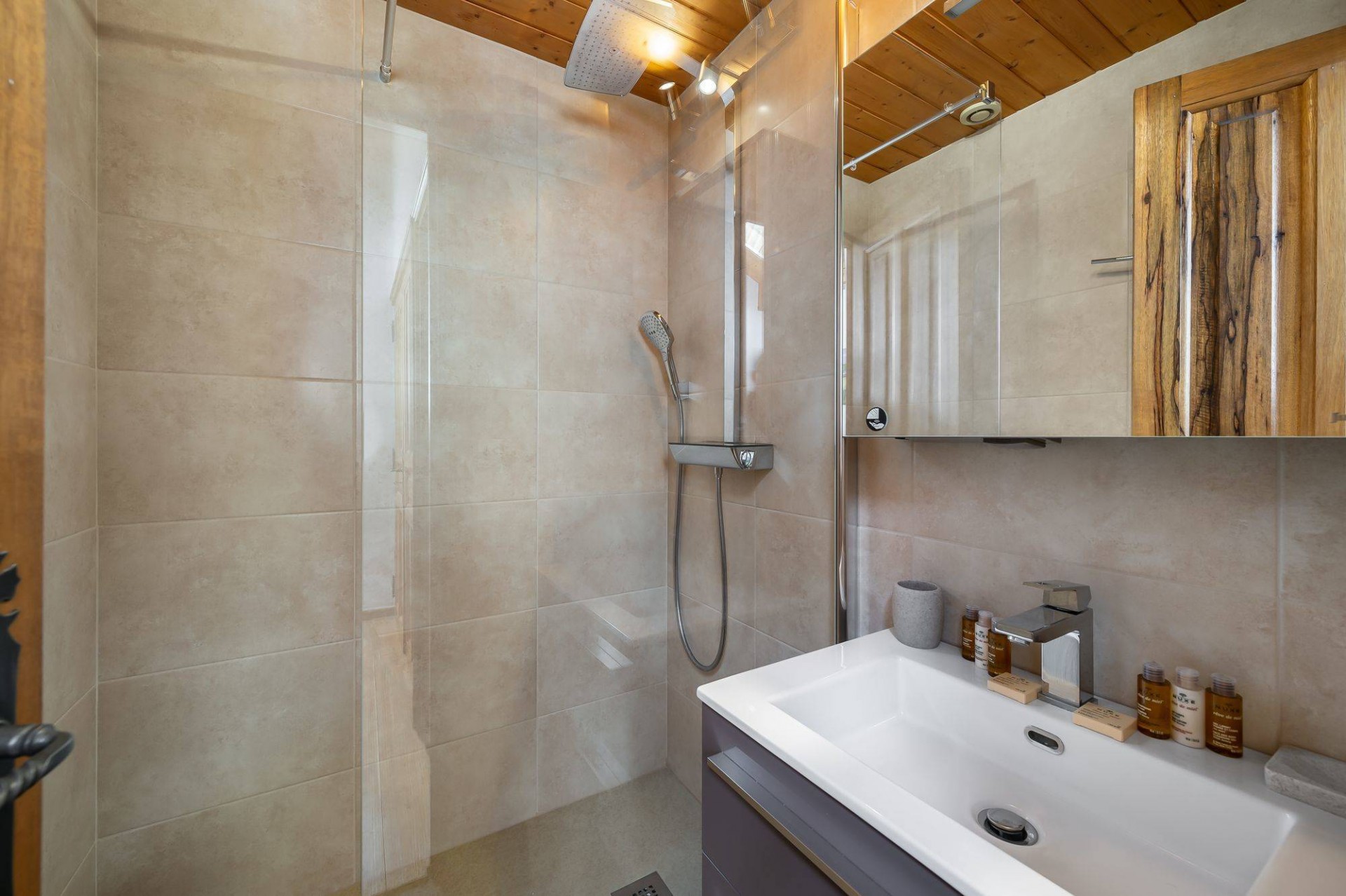 Courchevel 1300 Luxury Rental Chalet Nieruole Bathroom