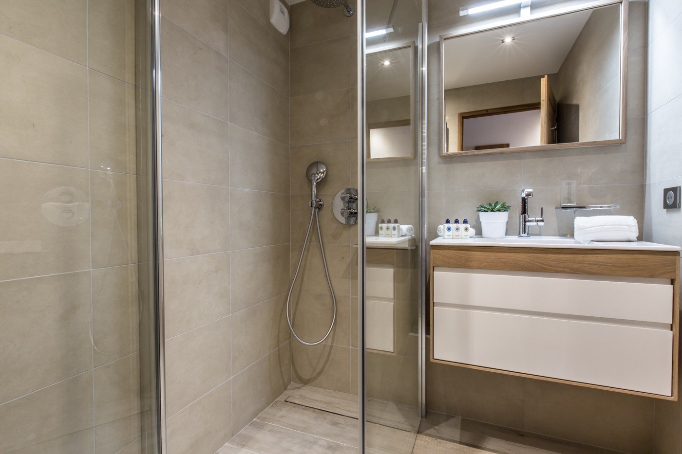Courchevel 1650 Luxury Rental Appartment Altu Bathroom 3