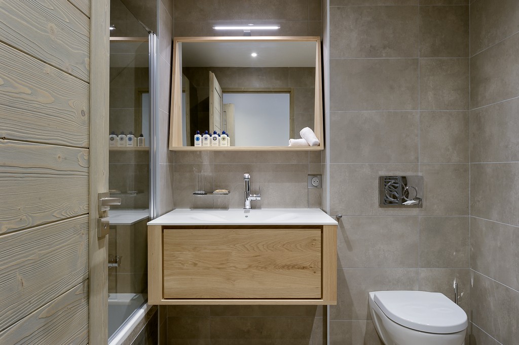 Courchevel 1650 Luxury Rental Appartment Apatite Bathroom