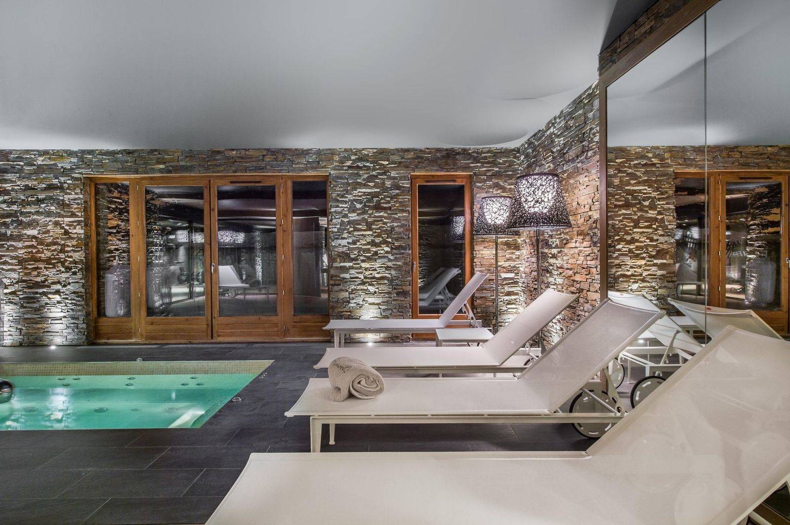 Courchevel 1650 Luxury Rental Chalet Nezilovite Jacuzzi 2