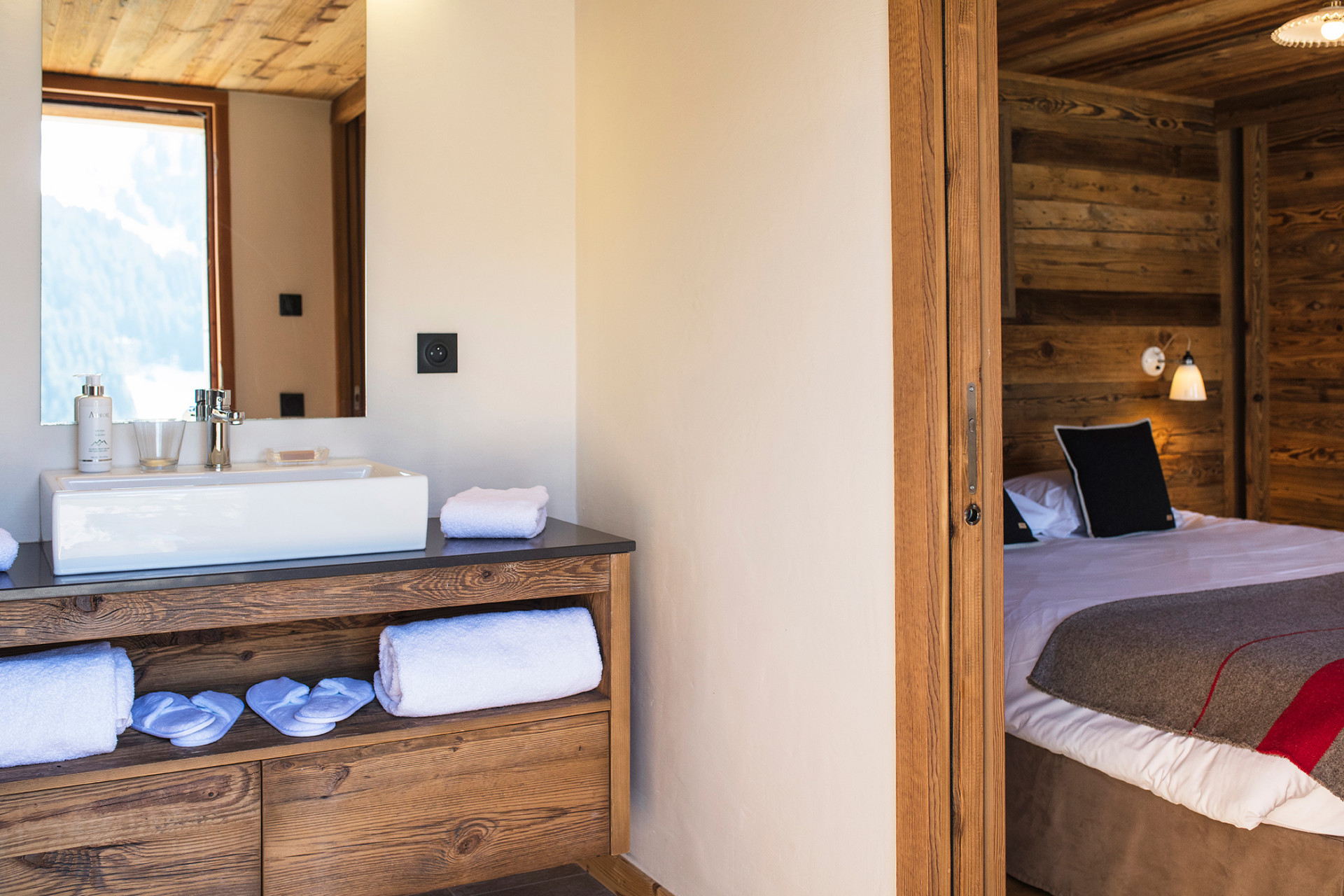 La Clusaz Location Chalet Luxe Lawifite Chambre 1 Et Salle De Bain