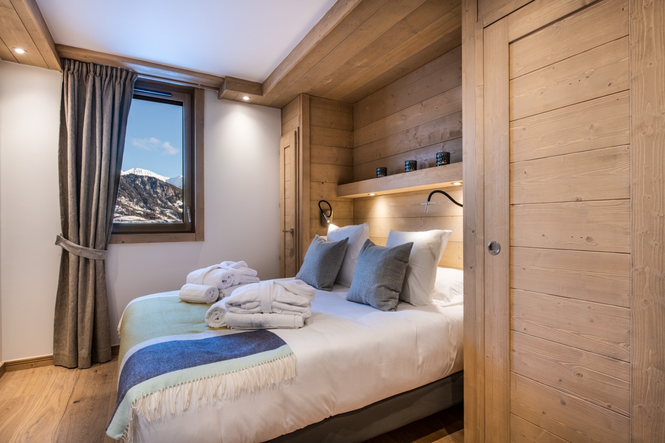 La Tania Luxury Rental Chalet Alte Bedroom