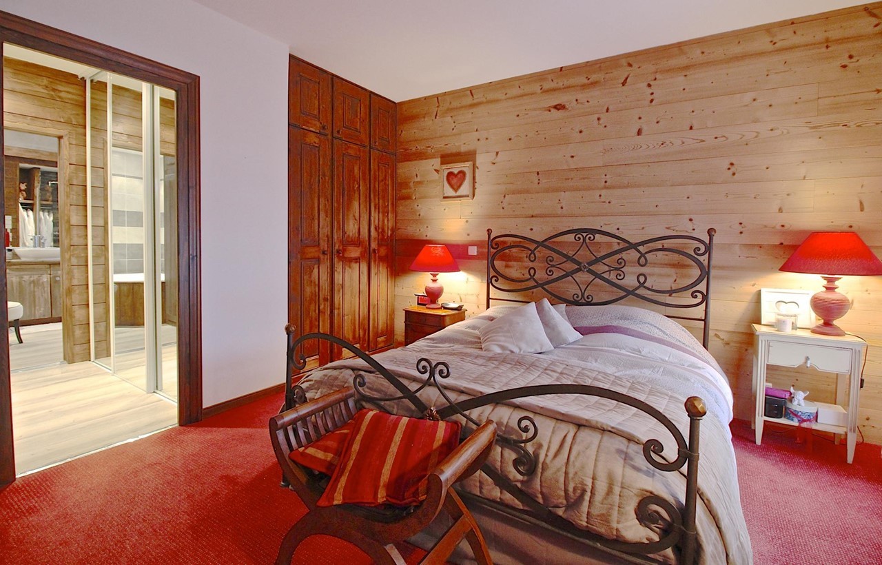 Les Deux Alpes Luxury Rental Chalet Wallomite Bedroom