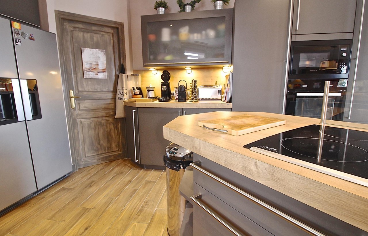 Les Deux Alpes Luxury Rental Chalet Wallomite Kitchen 2