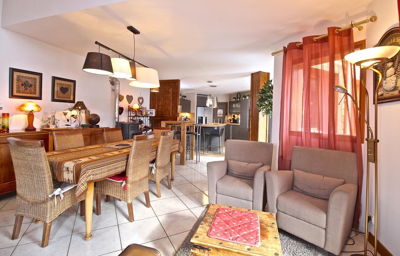Les Deux Alpes Luxury Rental Chalet Wallomite Dining Room
