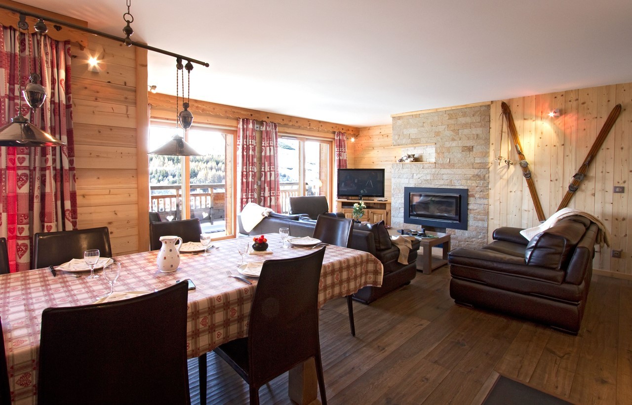 Les Deux Alpes Luxury Rental Chalet Wardite Dining Room