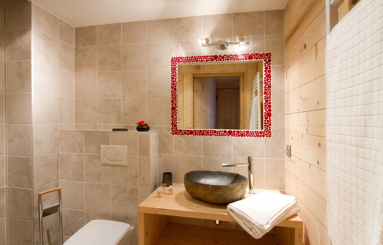 Les Deux Alpes Luxury Rental Chalet Wardite Bathroom 1