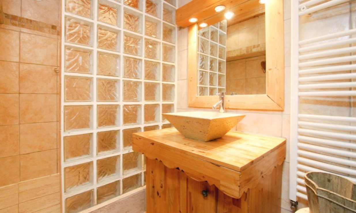 Les Deux Alpes Luxury Rental Chalet White Garnet Shower Room 2