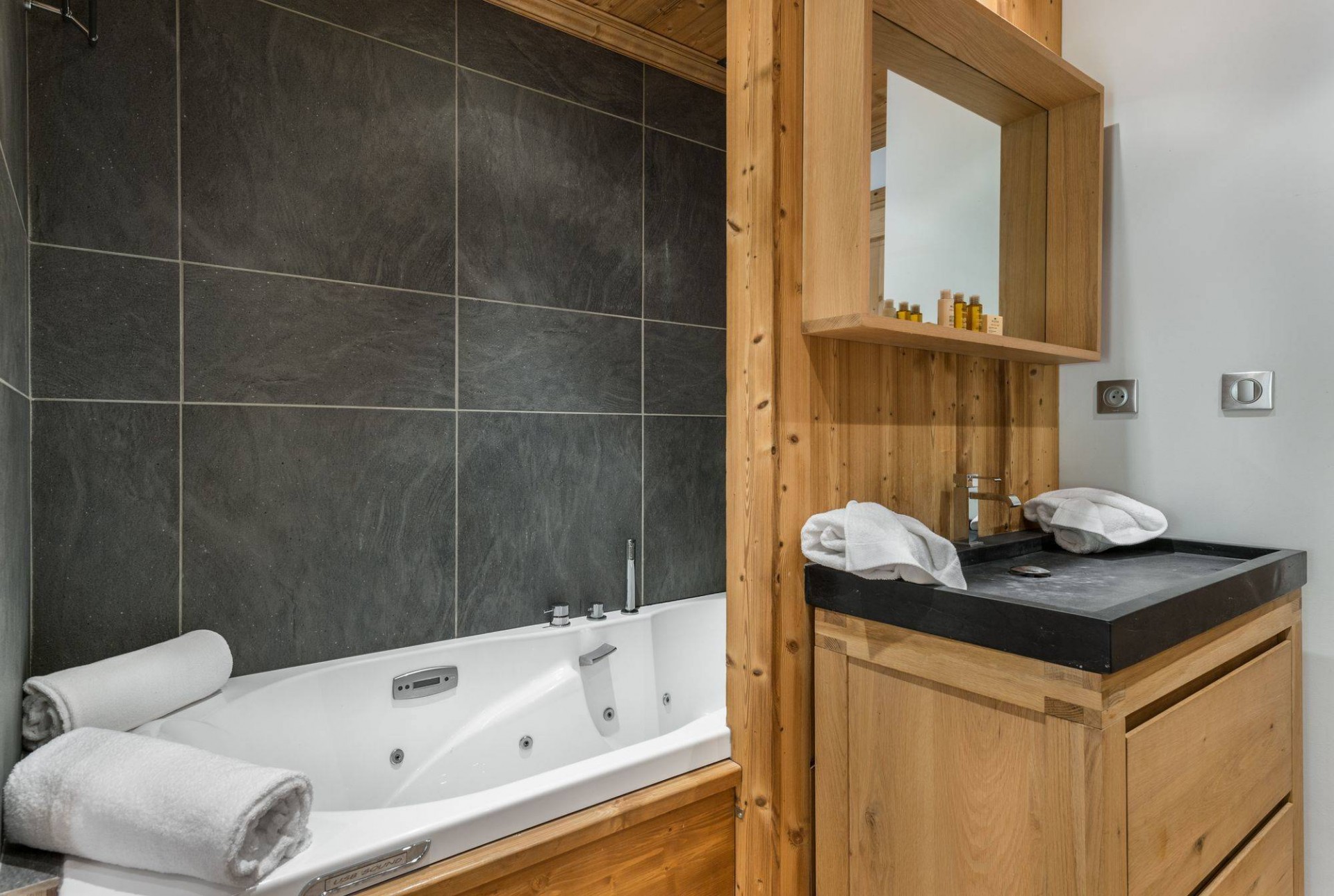 Val d’Isère Luxury Rental Appartment Burton Bathroom 2