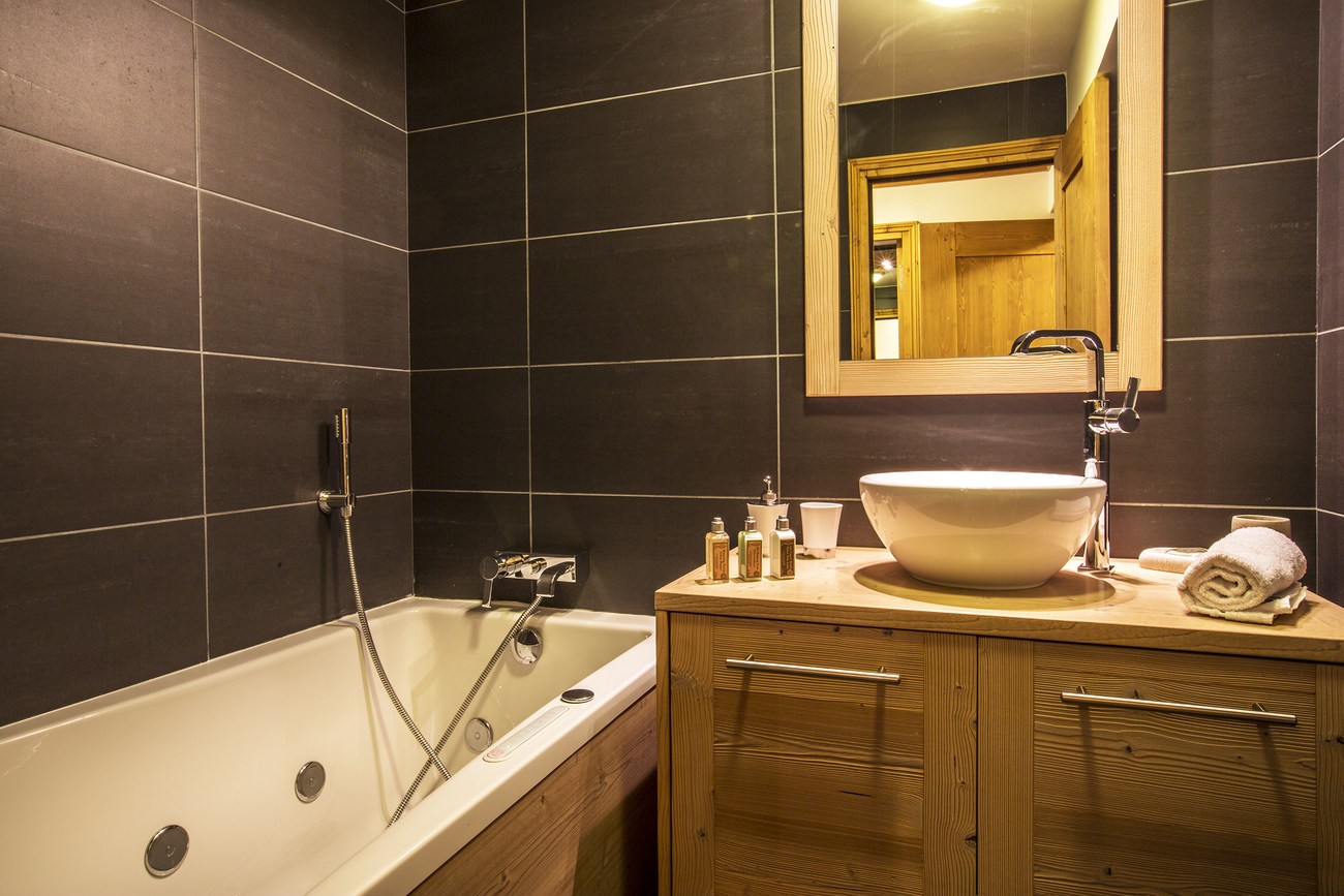 Val d’Isère Luxury Rental Apartment Vaselote Bathroom