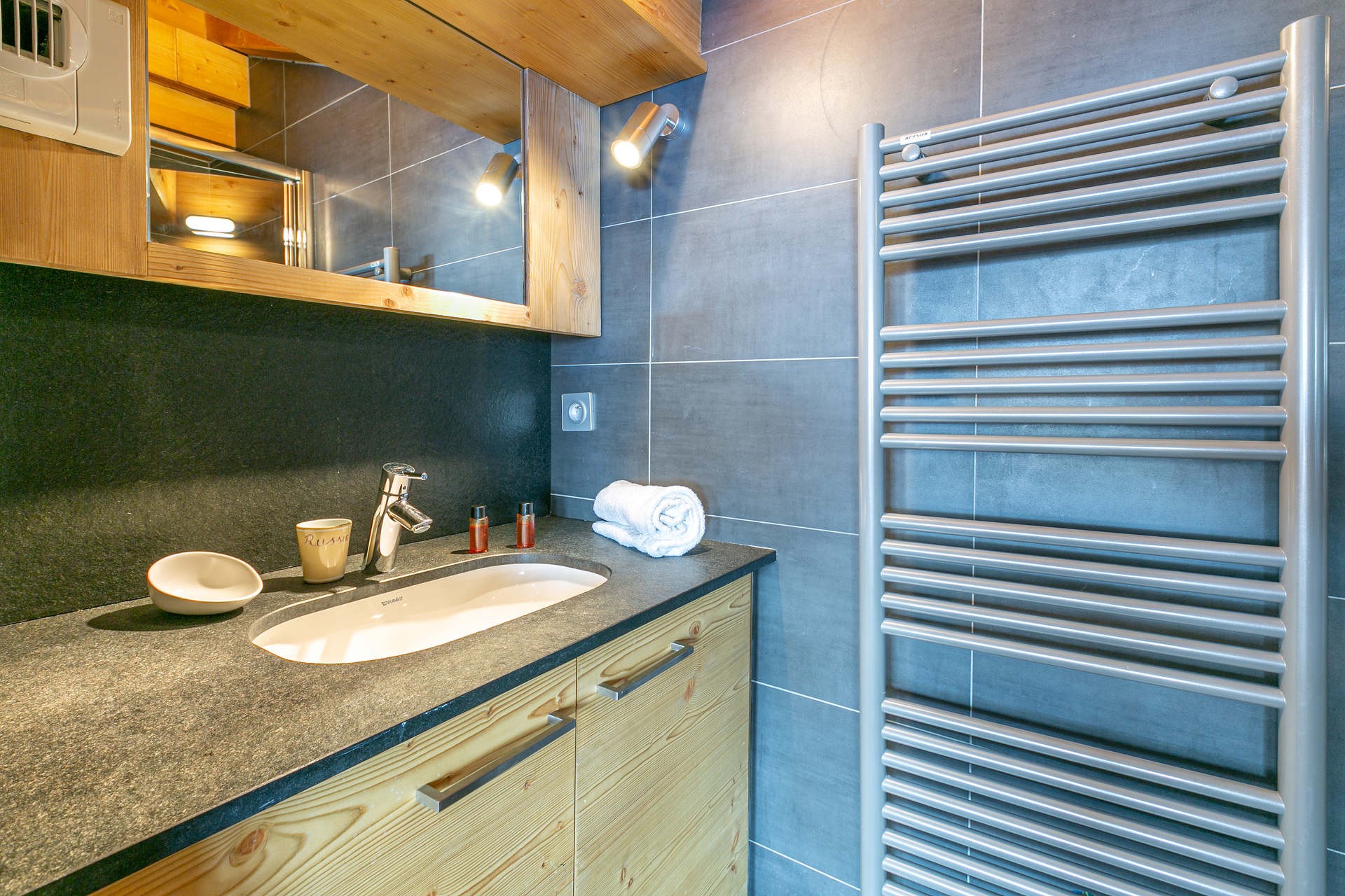 Val d’Isère Luxury Rental Apartment Vatelis Bathroom