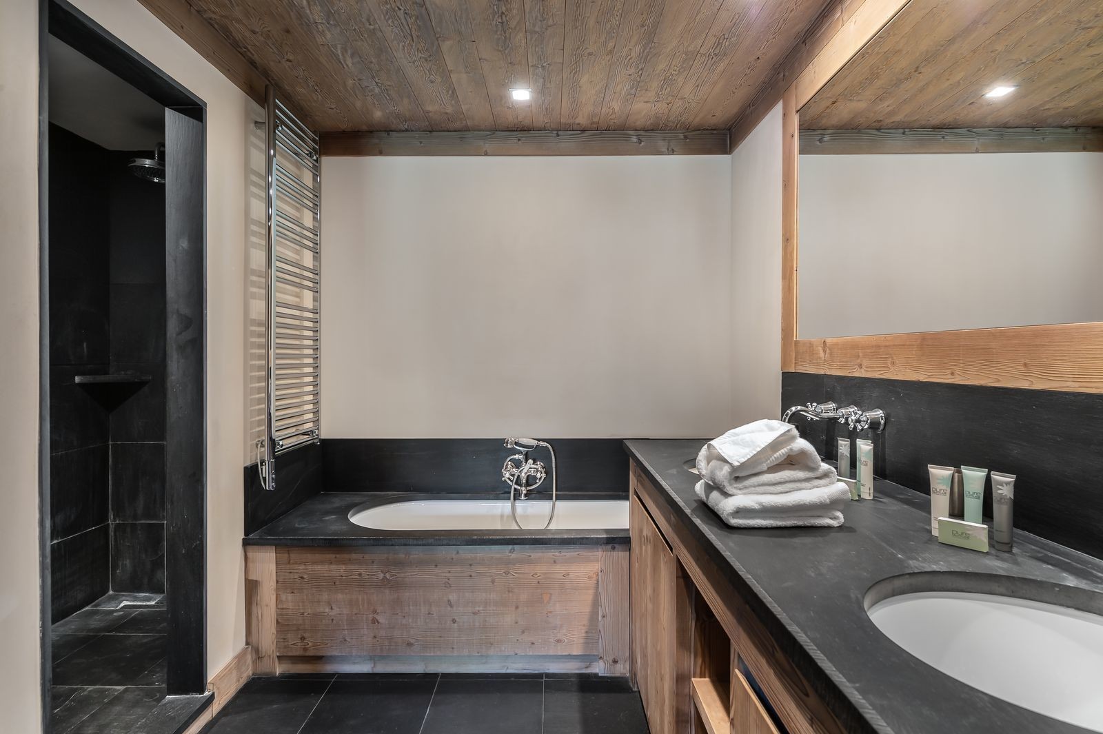 Val d’Isère Luxury Rental Appartment Viorne Bedroom Bathroom 2