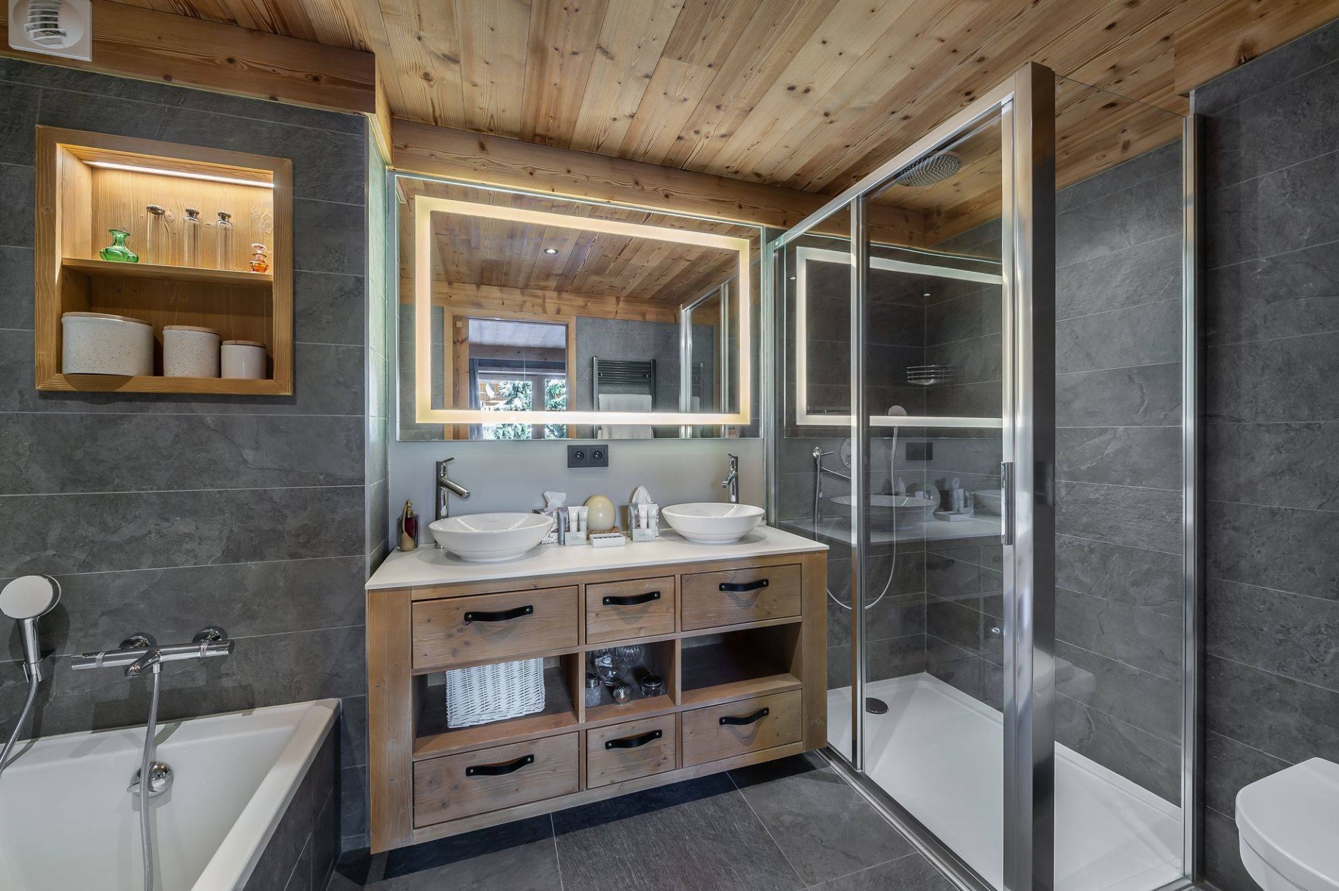 Val d’Isère Luxury Rental Appartment Virlonte Bathroom 2