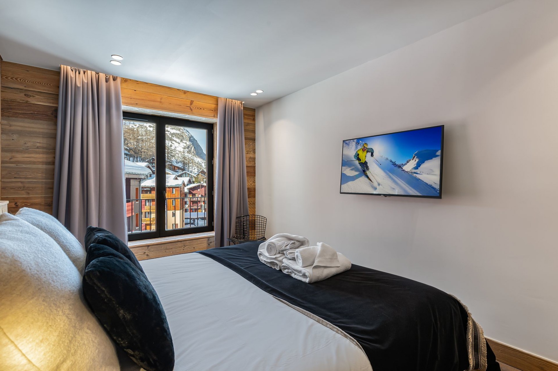 Val D’Isère Luxury Rental Chalet Amazonite Bedroom