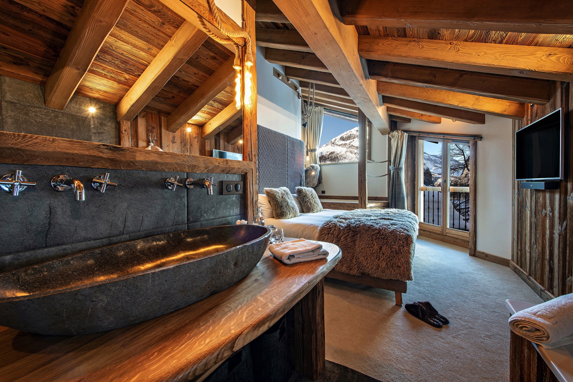 Val D’Isère Luxury Rental Chalet Umbate Ensuite Bedroom