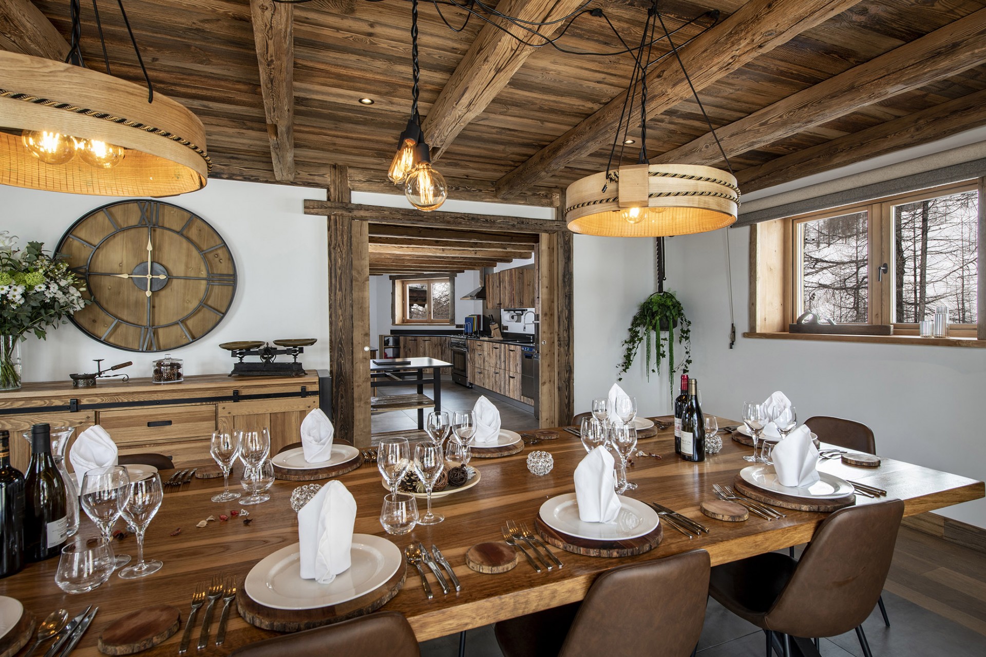 Val D’Isère Luxury Rental Chalet Umbate Dining Room
