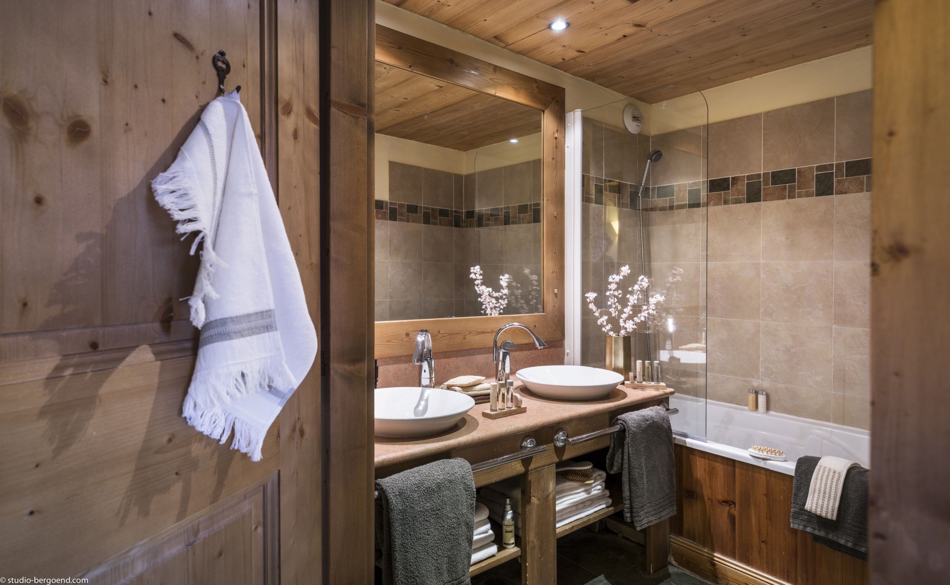 Val Thorens Rental Appartment Luxury Volcanite Bathroom