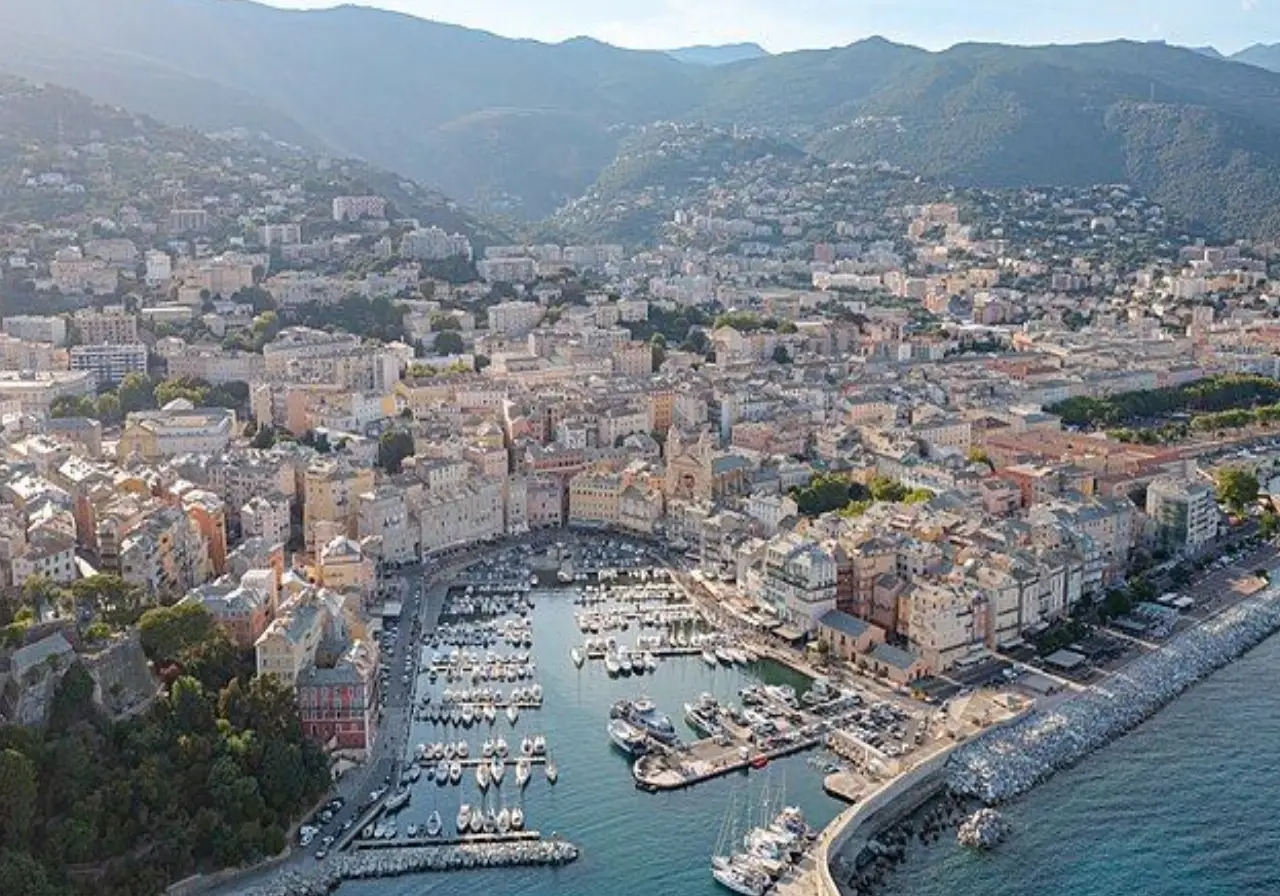 Bastia : port et vieille ville au pied du Cap Corse