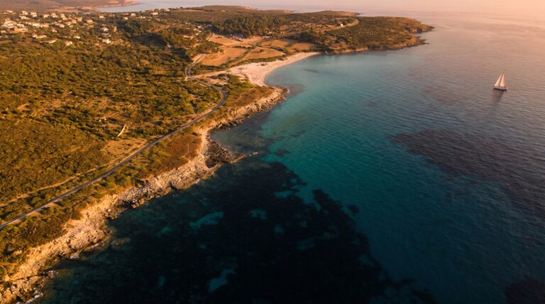 Ghjunchitu : la plage de Balagne qu’on rejoint à pied depuis Bodri