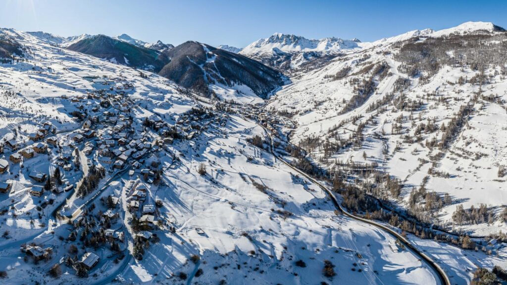Dog sledding in Vars: three operators, three formats