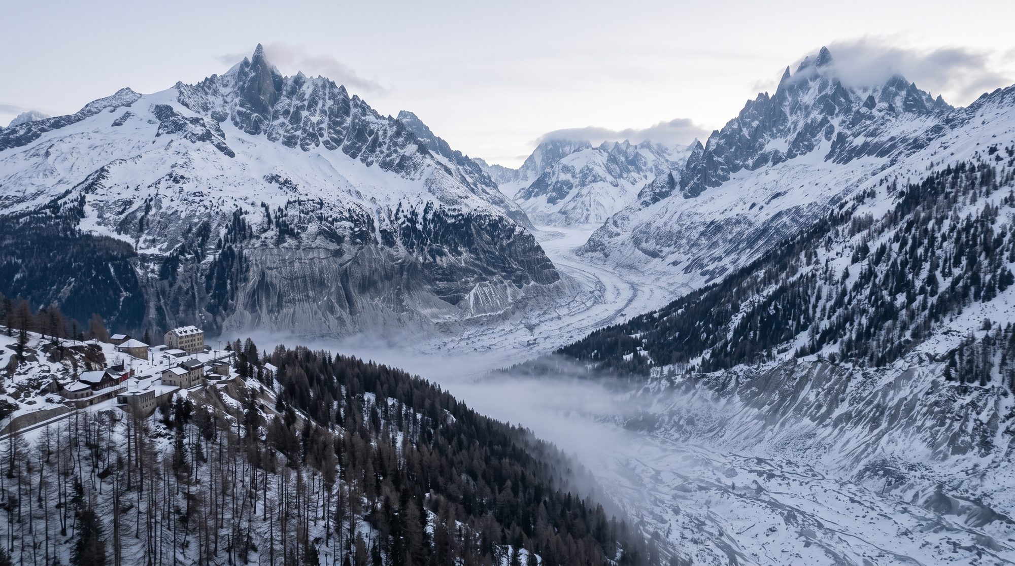La Mer de Glace vue du ciel sous une brume légère, entre les sommets de granite