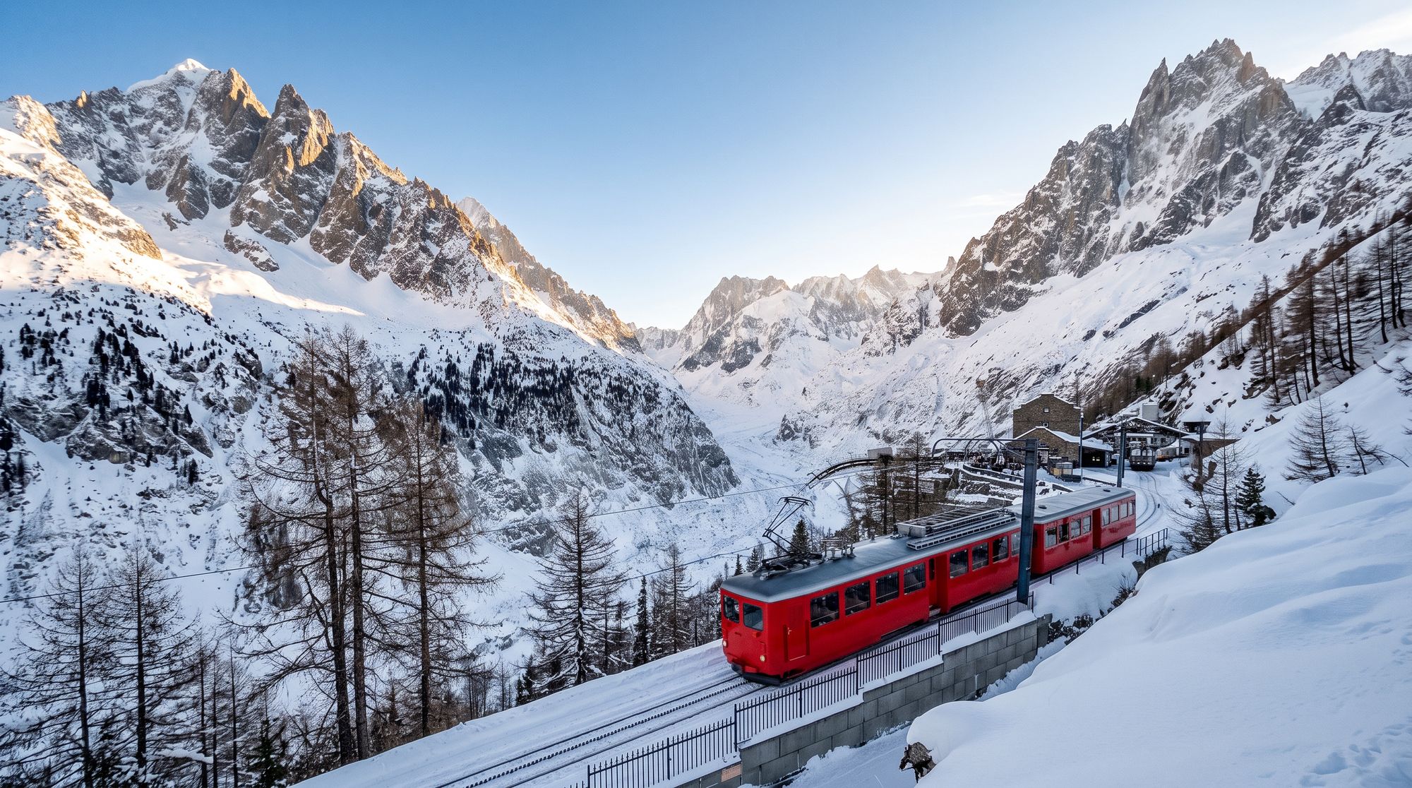 Le train rouge du Montenvers monte dans la neige vers la Mer de Glace