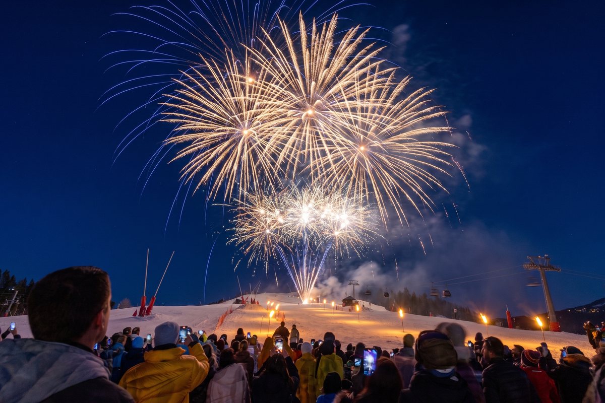 Feu d'artifice au-dessus de Courchevel enneigé
