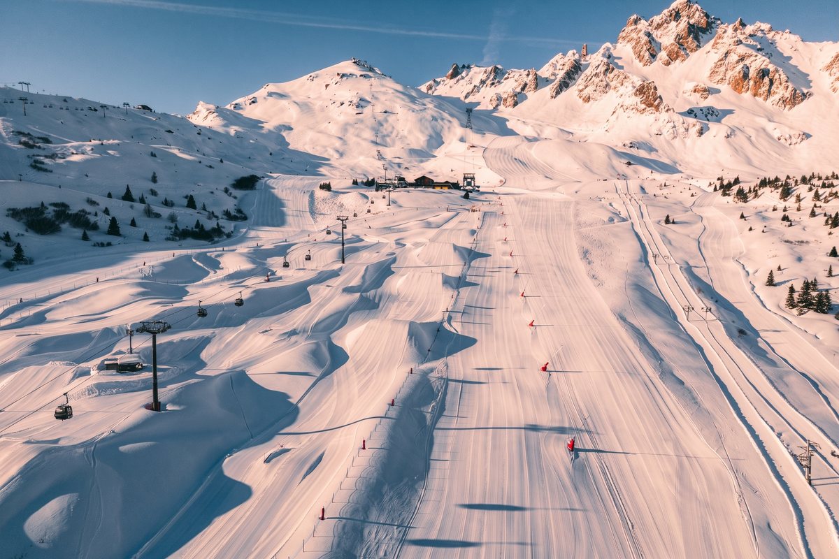 Skieurs sur les pistes de Courchevel, domaine des 3 Vallées