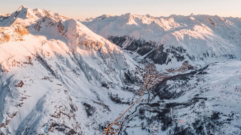 Courchevel ou Val d’Isère : quelle station choisir ?