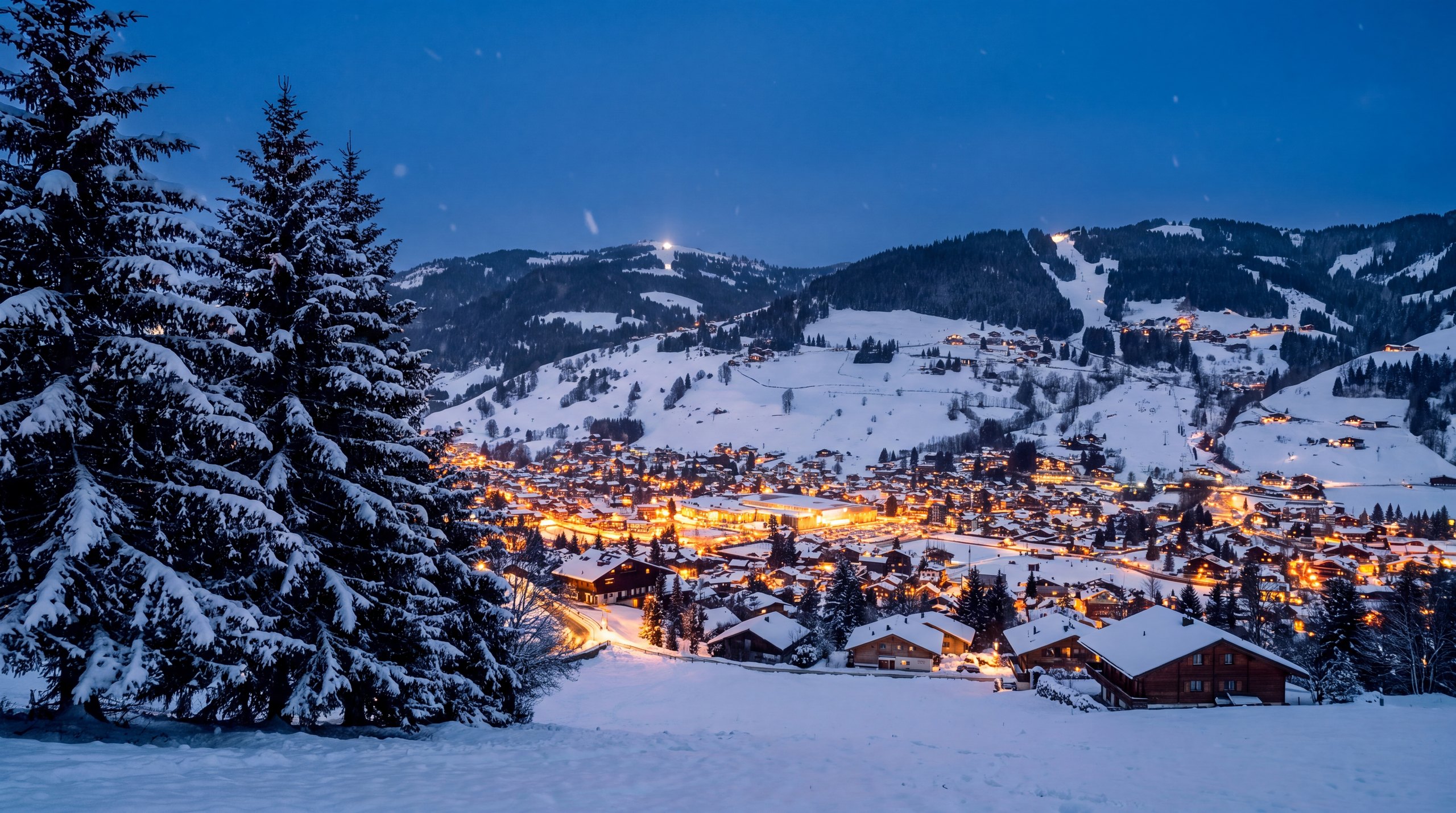 La vallée de Megève à la nuit tombée, le village illuminé sous la neige