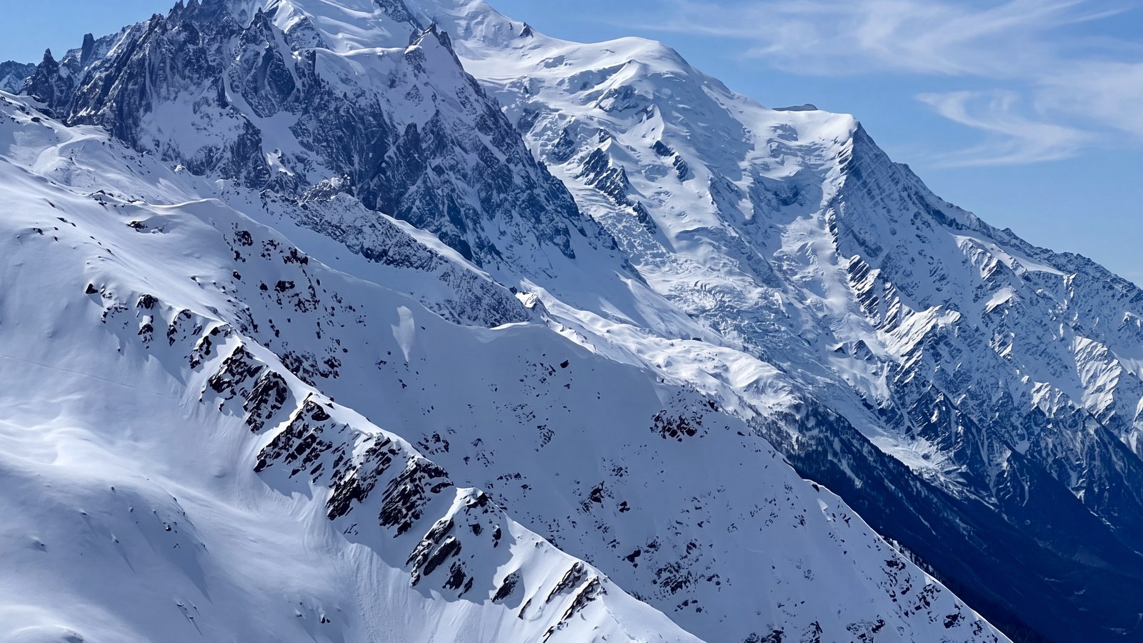 Le sommet du Mont-Blanc et ses glaciers vus du ciel, côté Chamonix, par une journée claire