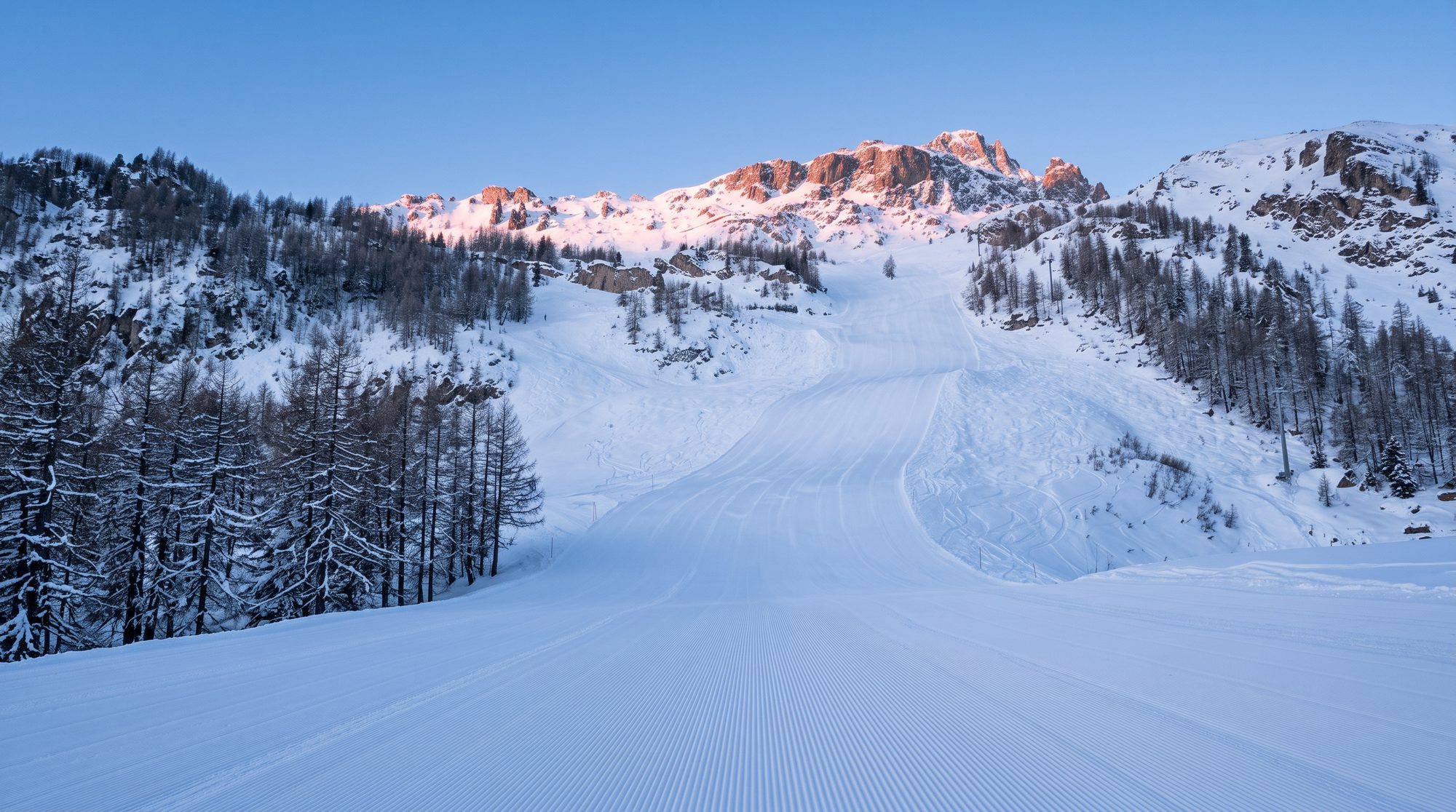La Face de Bellevarde fraîchement damée au petit matin, le sommet dans la première lumière