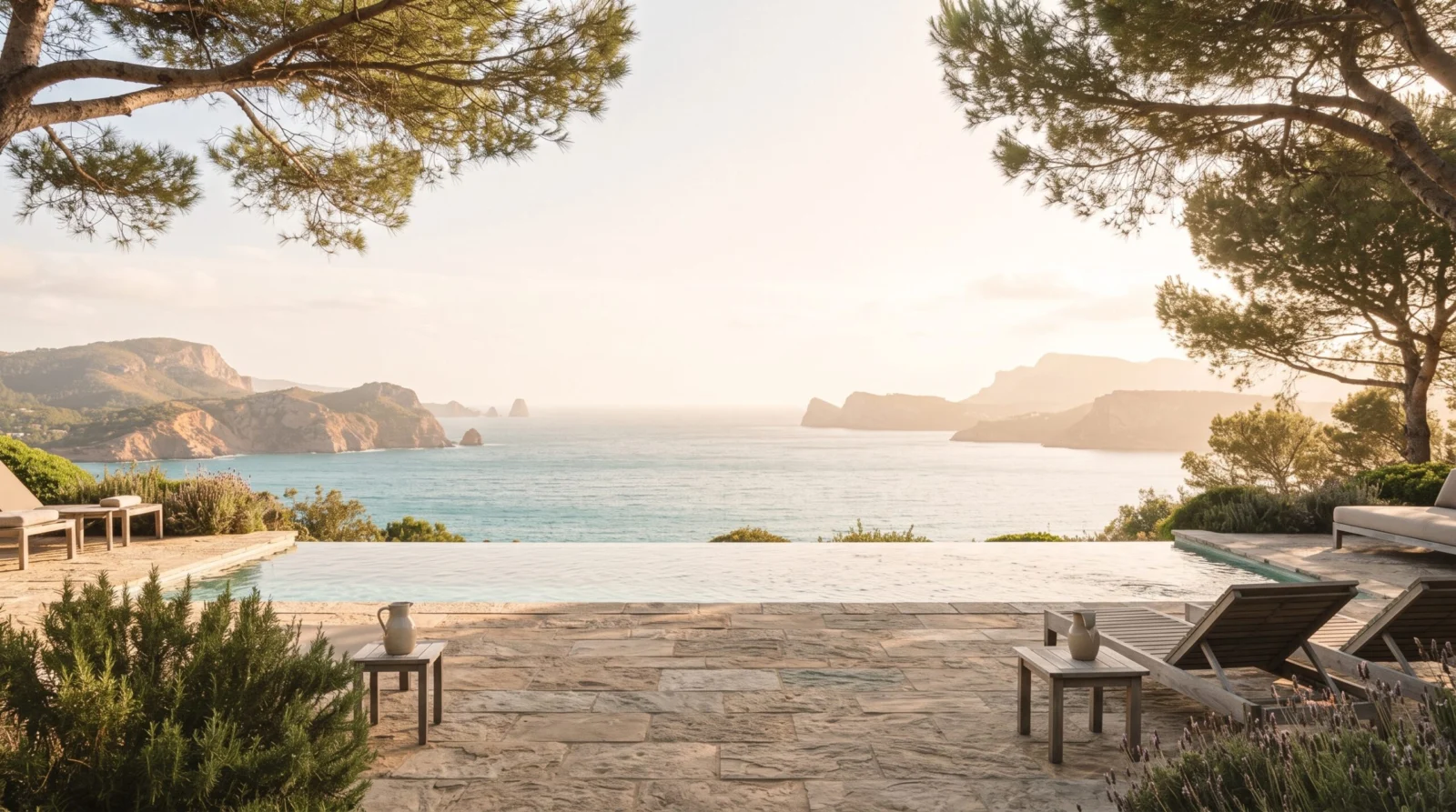 Bespoke luxury rental search: terrace and pool facing the Mediterranean