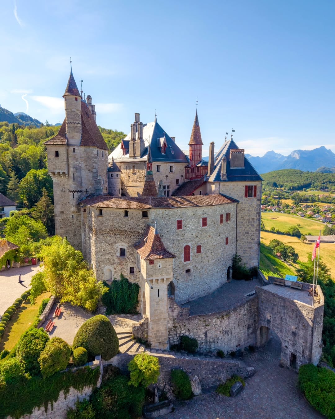 🏰 Les châteaux parsèment la destination Lac Annecy... ℹ️ A chacun son histoire, à chacun ses anecdotes et panoramas ! Le