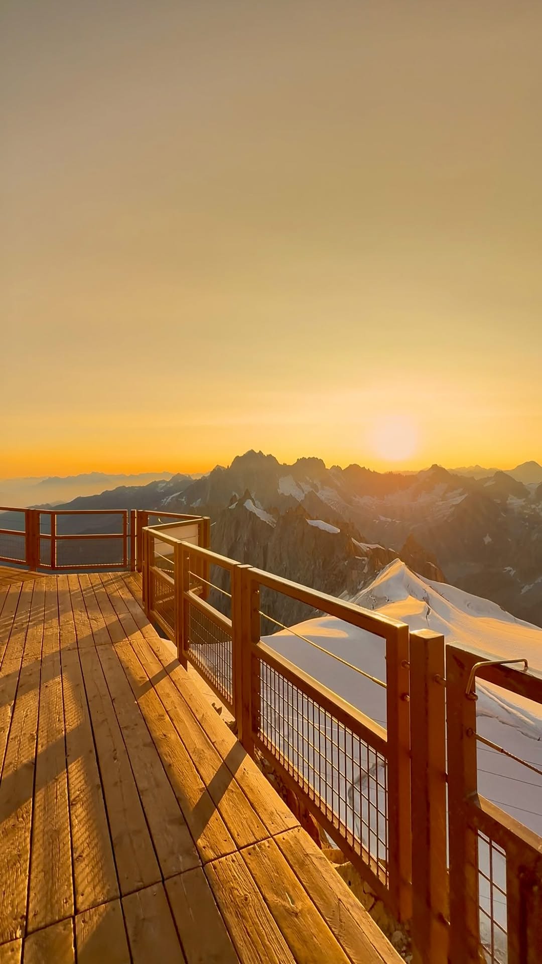 11/10 sunrise. 📍Aiguille du Midi, Chamonix Mont-Blanc