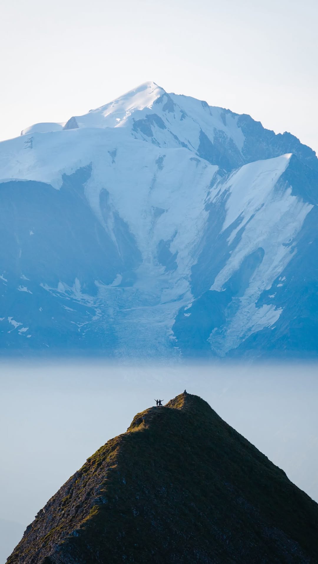 Il est 6h du matin ☀️ Les montagnes des Aravis se réveillent 🏔️ … et les randonneurs aussi 🥾