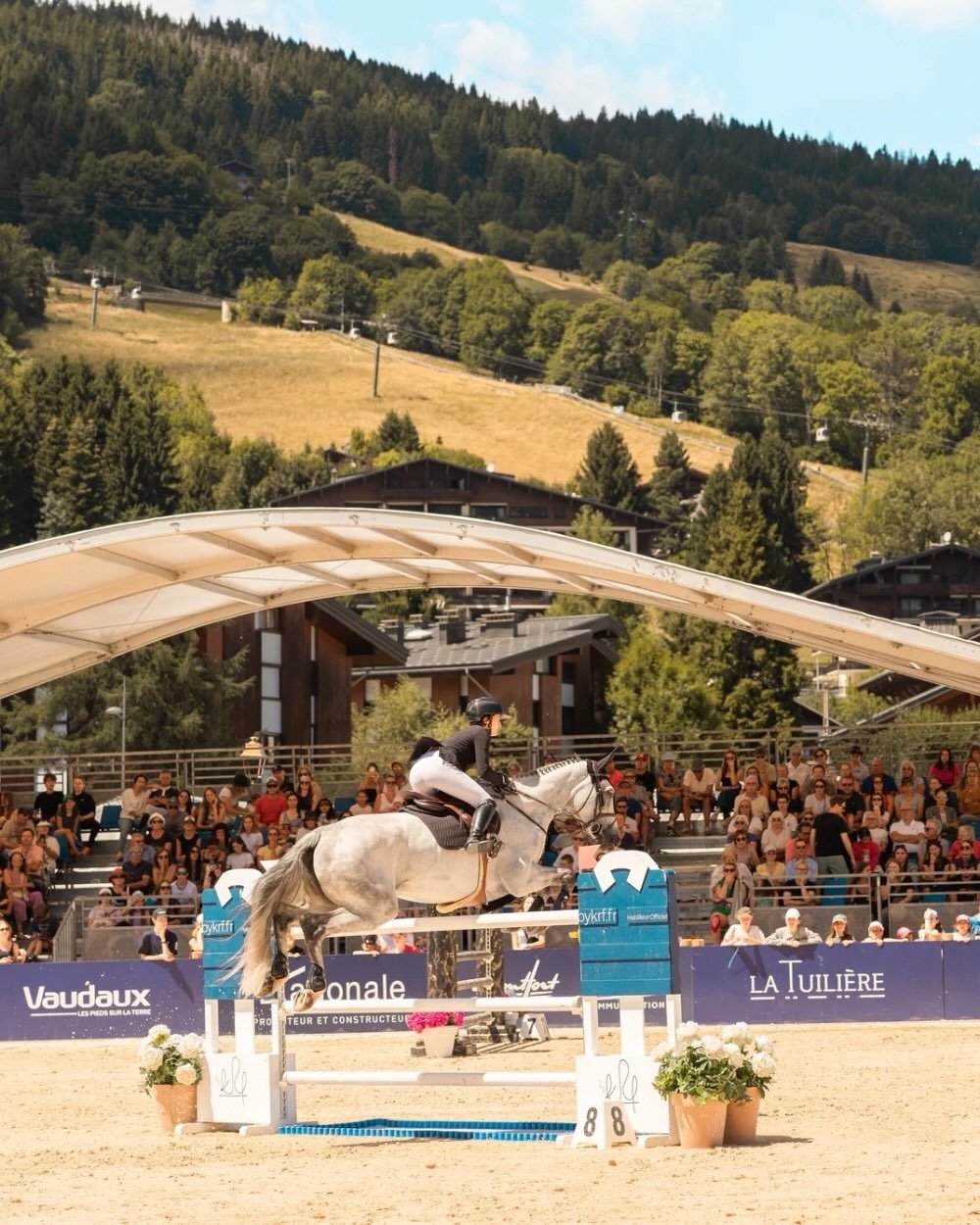 🐎 Le grand rendez-vous de l’été est de retour à Megève ! Pour sa 15ᵉ édition, @jumpingmegeveofficial s’installe sur l’es