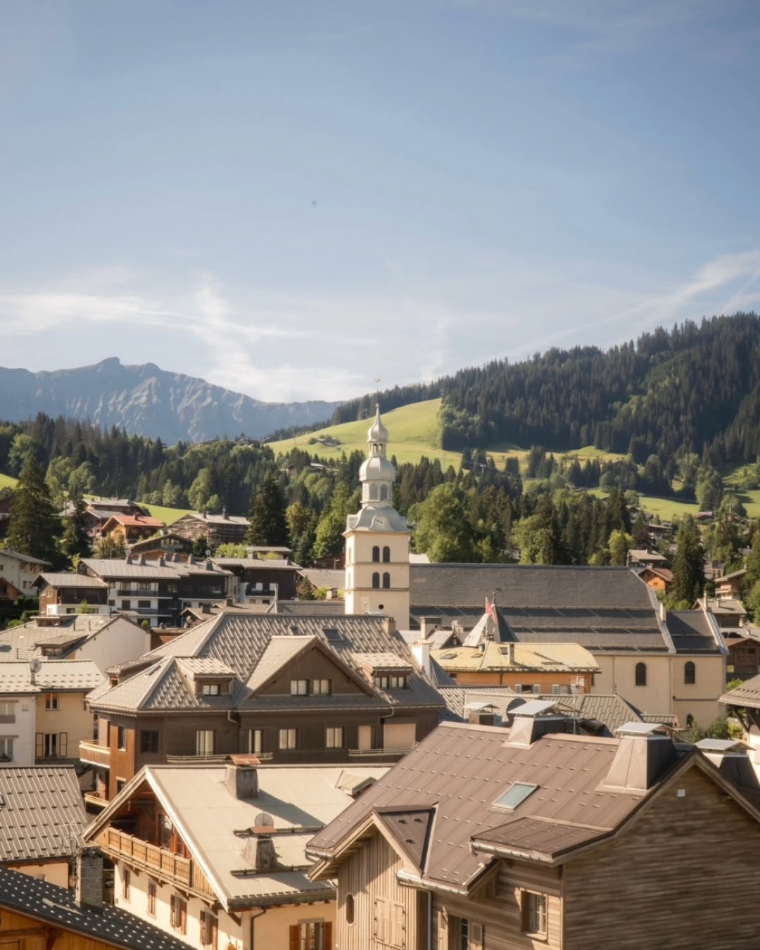 Que diriez-vous d'un réveil tout en douceur avec cette vue sur le village ? ☕️🌞 ☕️🌞 Wouldn't you love to wake up to this