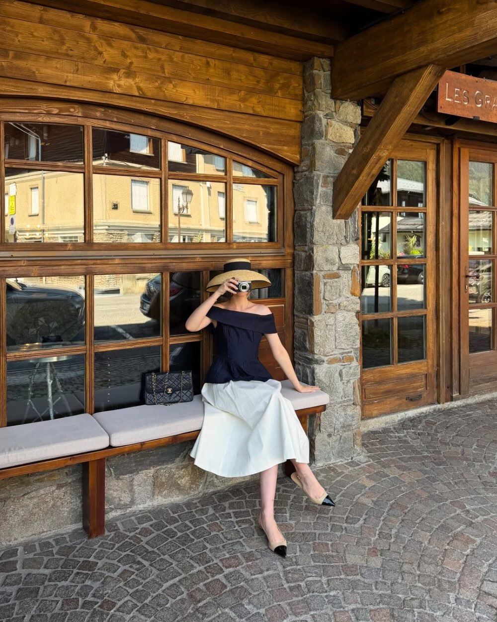 À Megève, l’élégance estivale se porte aussi à l’ombre d’un joli chapeau. ☀️👒 Du village aux terrasses avec vue, un indi